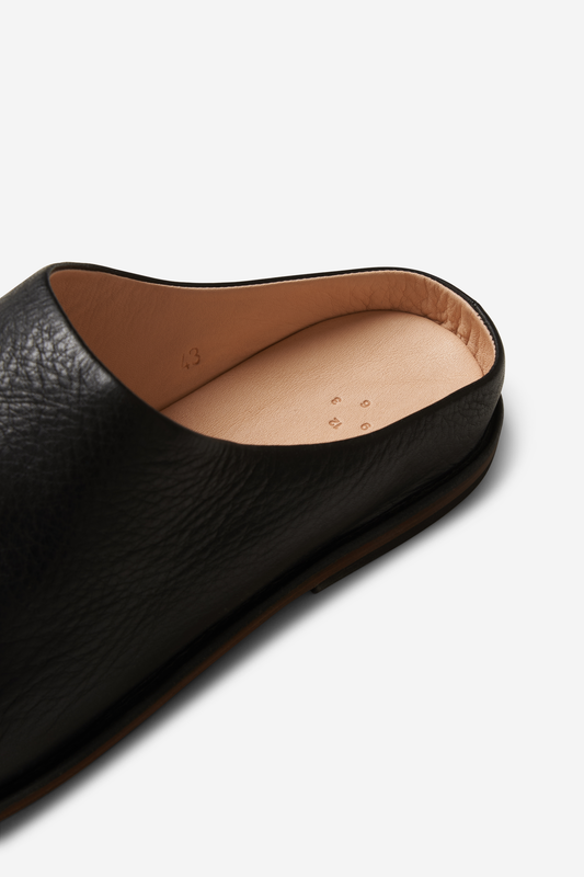 Unisex accessories slippers, black grained cow leather, size 43, handmade in Bavaria.