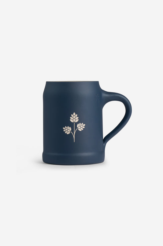 Accessories beer mug, stoneware, navy, with engraved hop plant details.