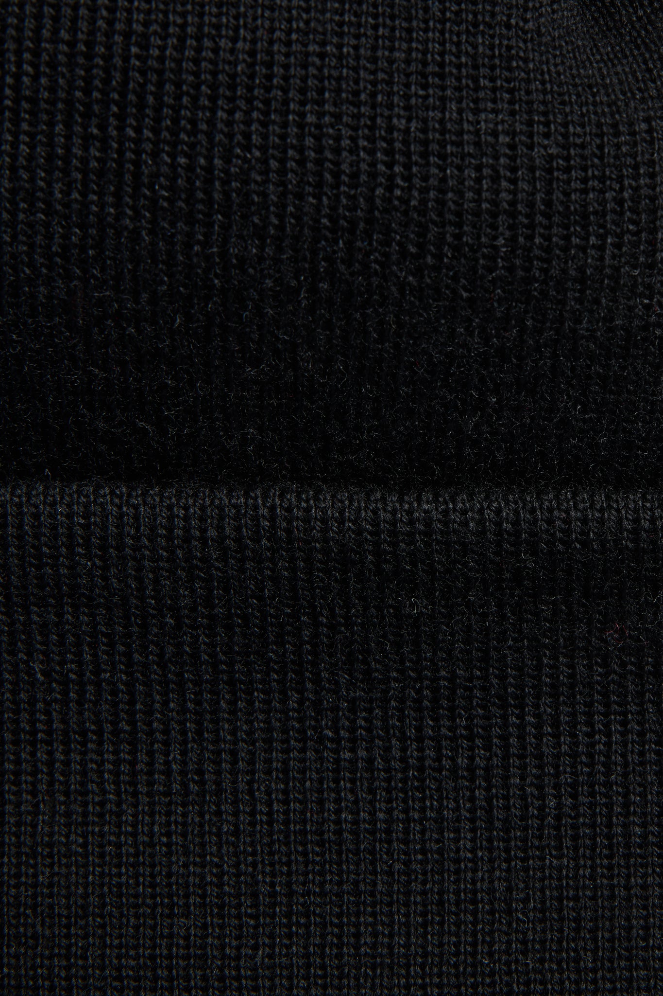 Unisex accessories beanie, 100% soft mulesing-free merino wool, black ribbed knit.