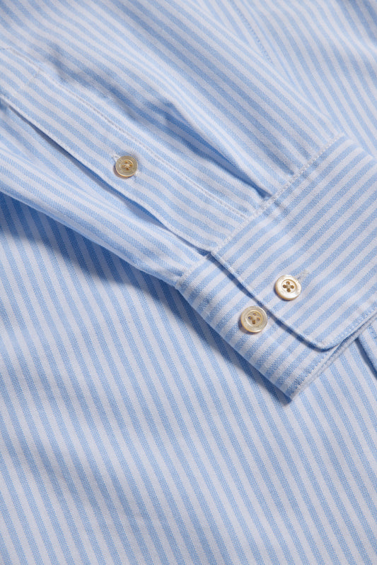 Unisex long-sleeved shirt, organic cotton, fine stripes, light blue and white, with pearl buttons.