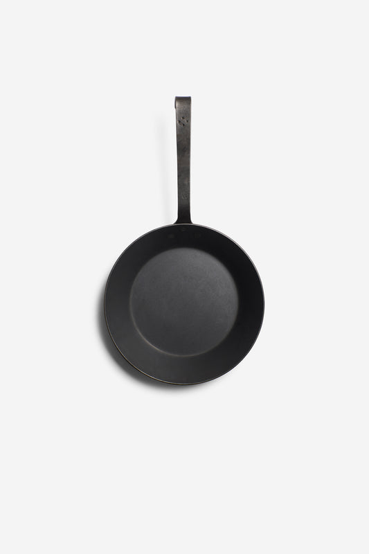 Round, dark gray wrought iron pan with a long handle and embossed logo, 28cm diameter.