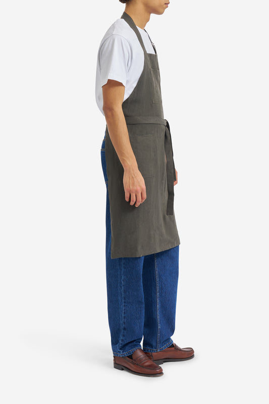 Men's accessories apron, 100% Belgian linen, ivy, with three patch pockets and adjustable neck strap.