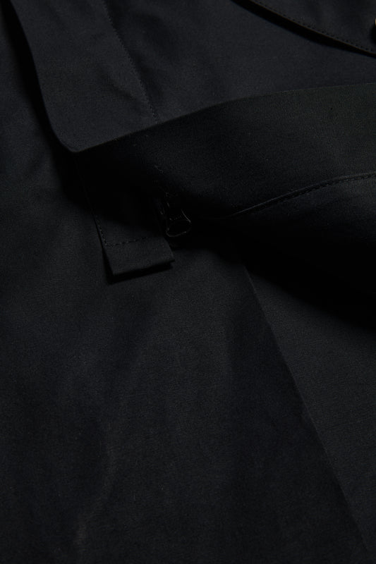 Men's outerwear parka, black organic cotton EtaProof® fabric, close-up of collar and zipper.