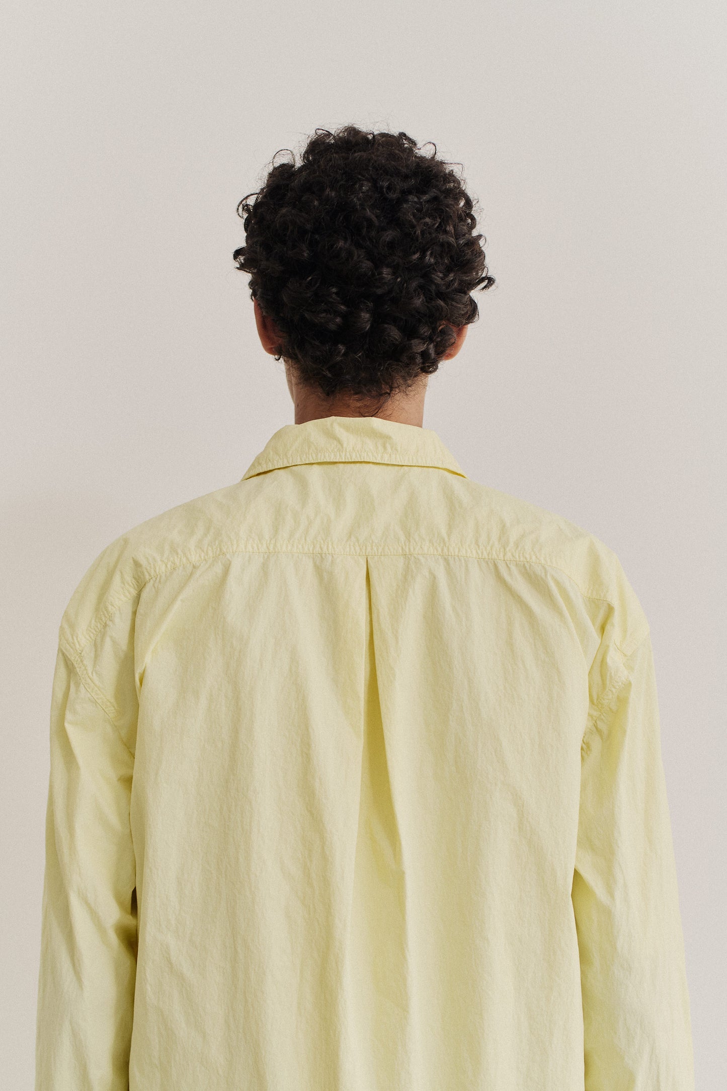 Men's long-sleeved shirt, recycled polyamide, garment-dyed light yellow, with an oversized silhouette.
