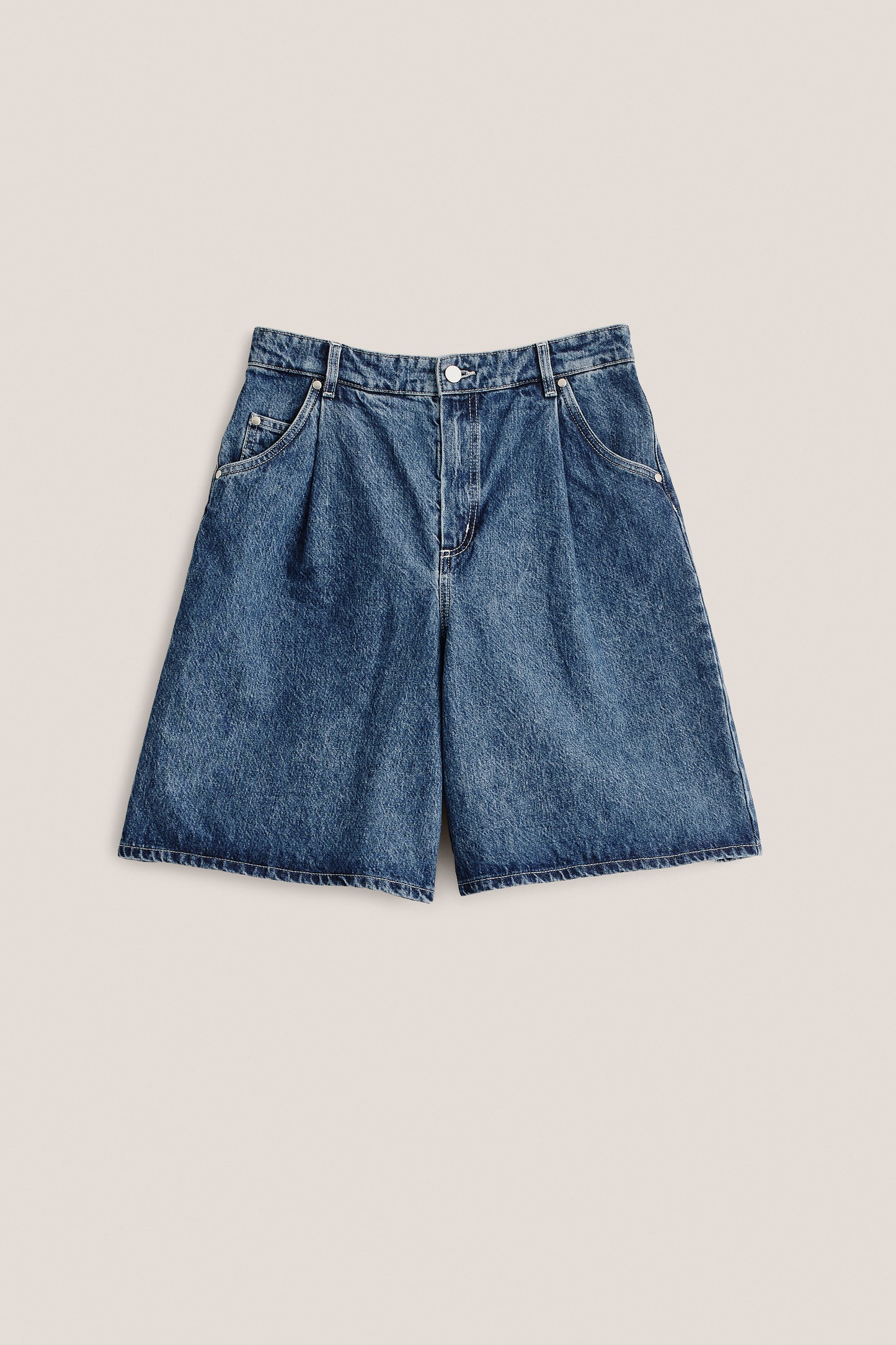 Women's shorts, wide-fit denim, stone-washed indigo blue, with pleats and 5-pocket design.