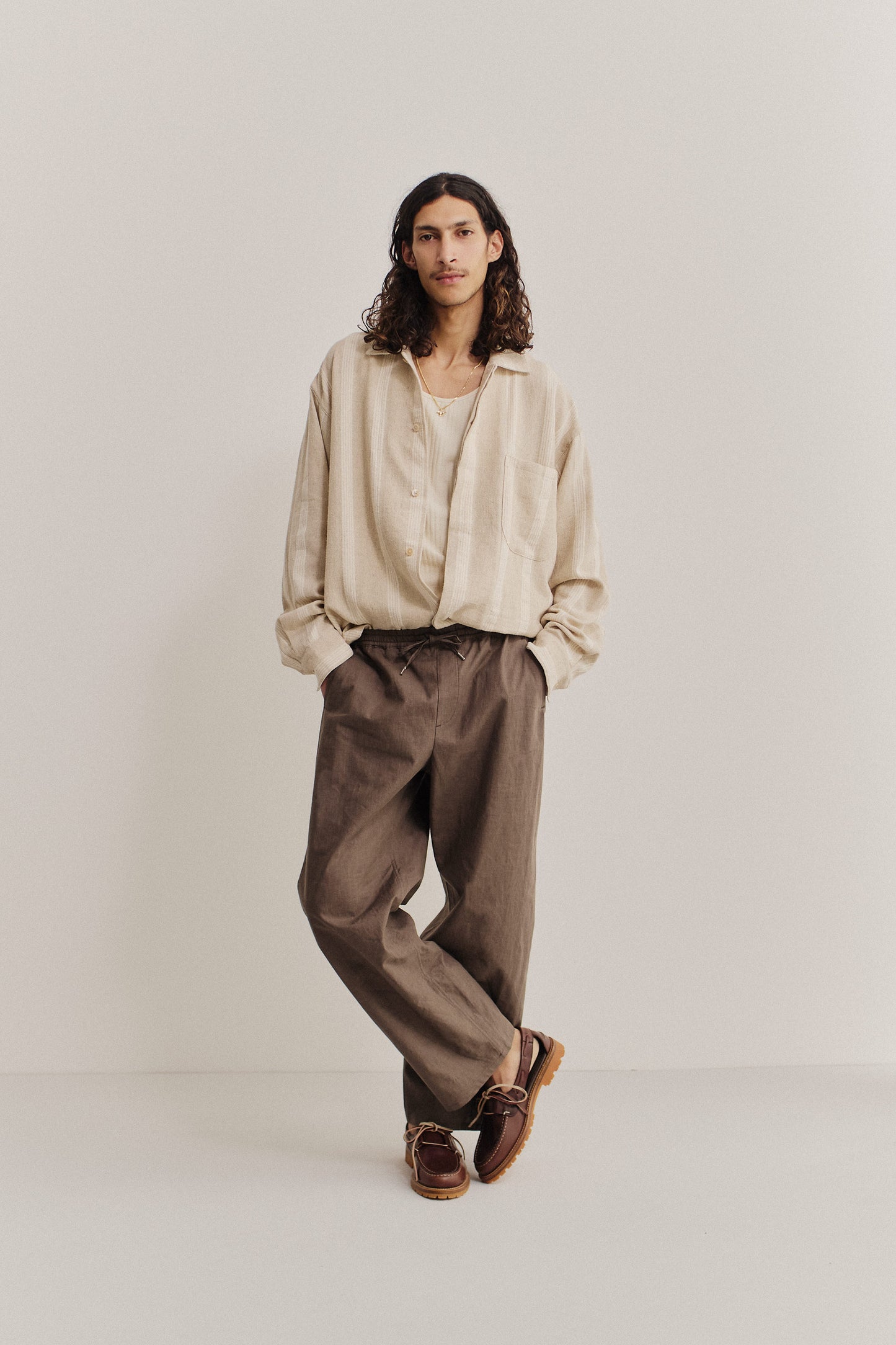 Men's long-sleeved shirt, recycled cotton-linen blend, herringbone with off-white stripes, soft brown.