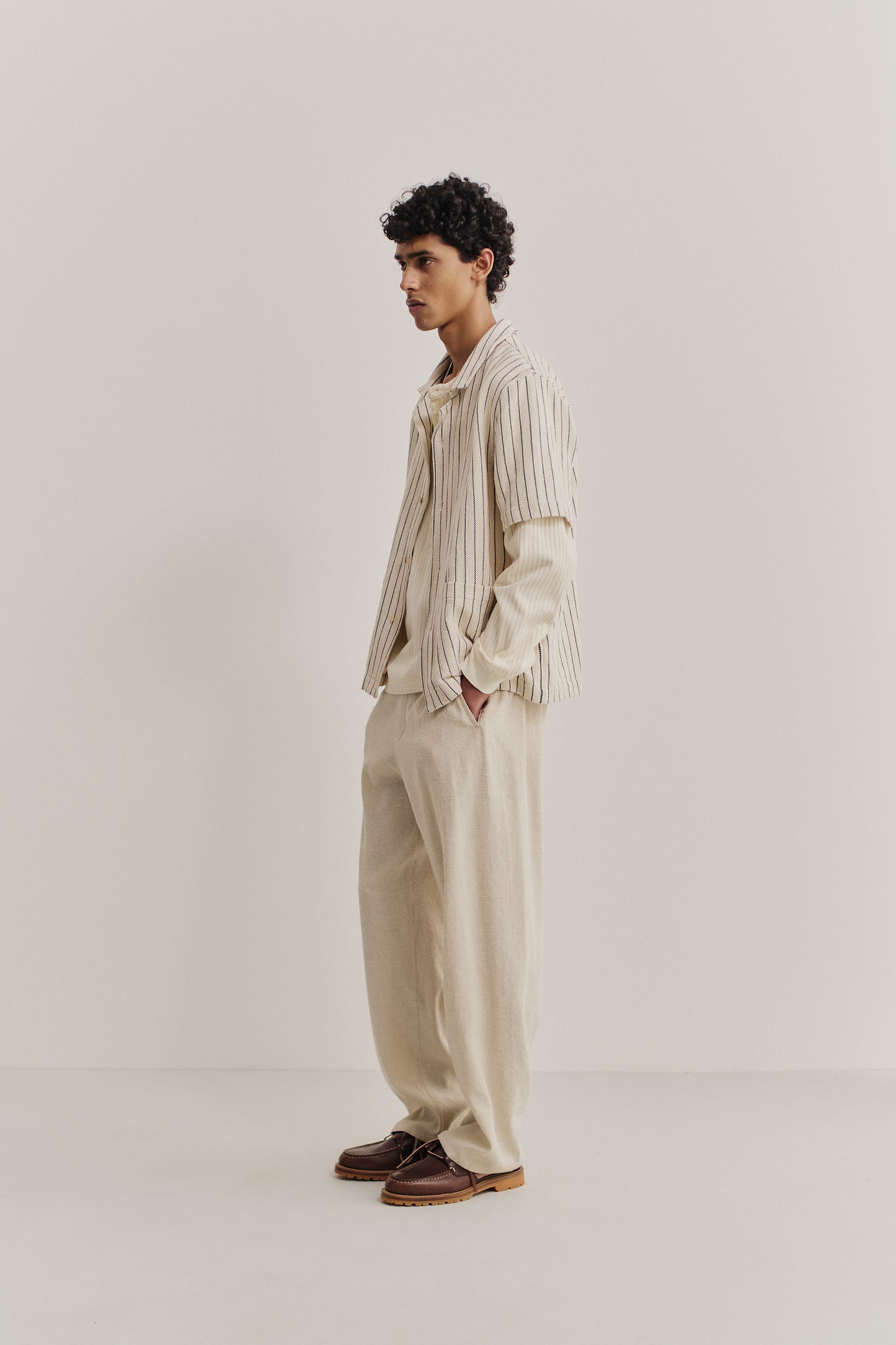 Men's short-sleeved shirt, cotton and recycled cotton blend, off-white with navy stripes, rounded spread collar, double patch pockets.