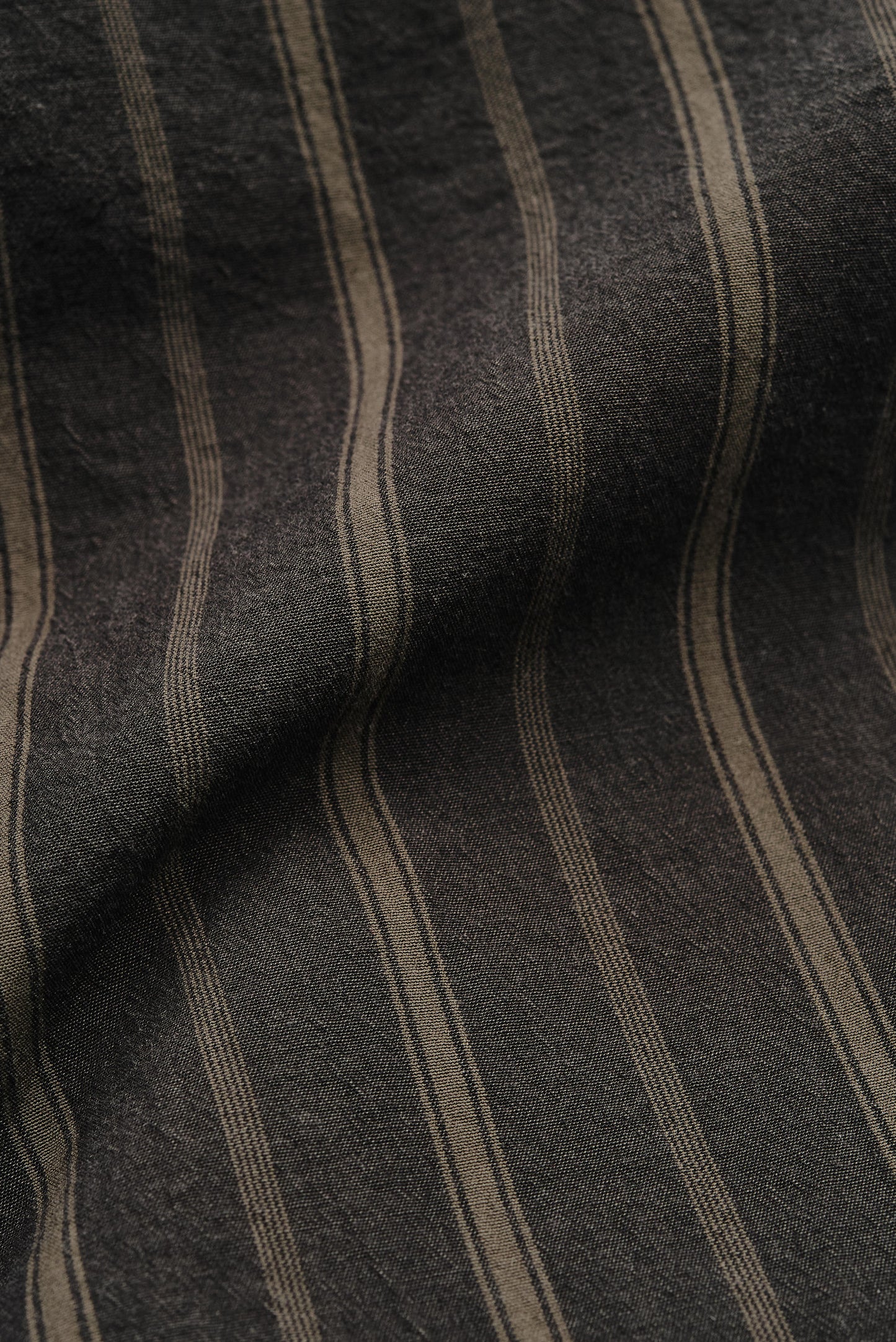 Men's short-sleeved shirt, 100% organic cotton, yarn-dyed dark base with beige and brown stripes.