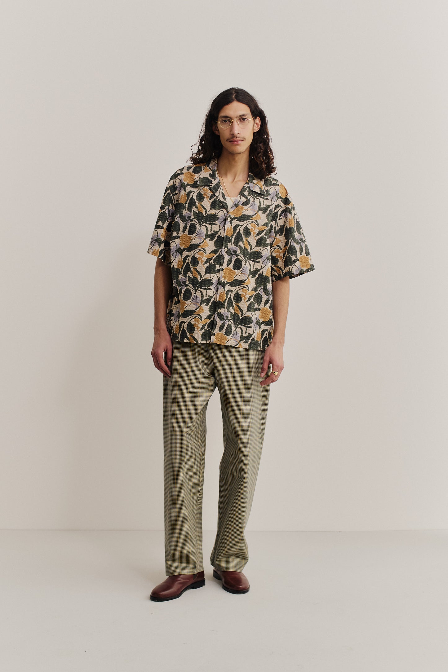 Men's short-sleeved shirt, cotton seersucker, multi-color floral print, relaxed fit.