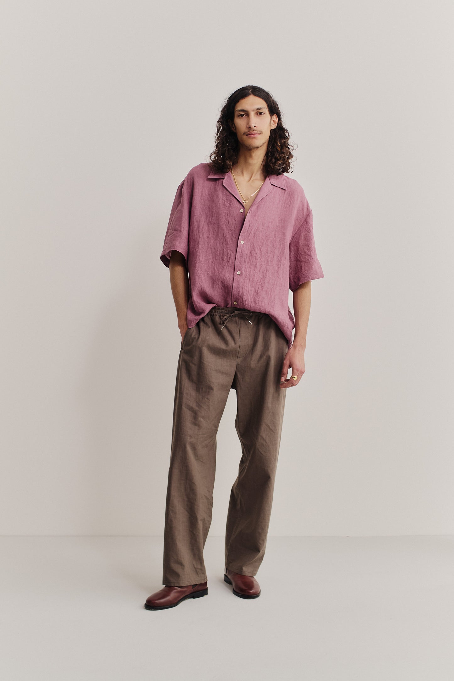 Men's short-sleeved shirt, 100% linen, sun-dried, relaxed fit, notched collar, straight hem, pink.