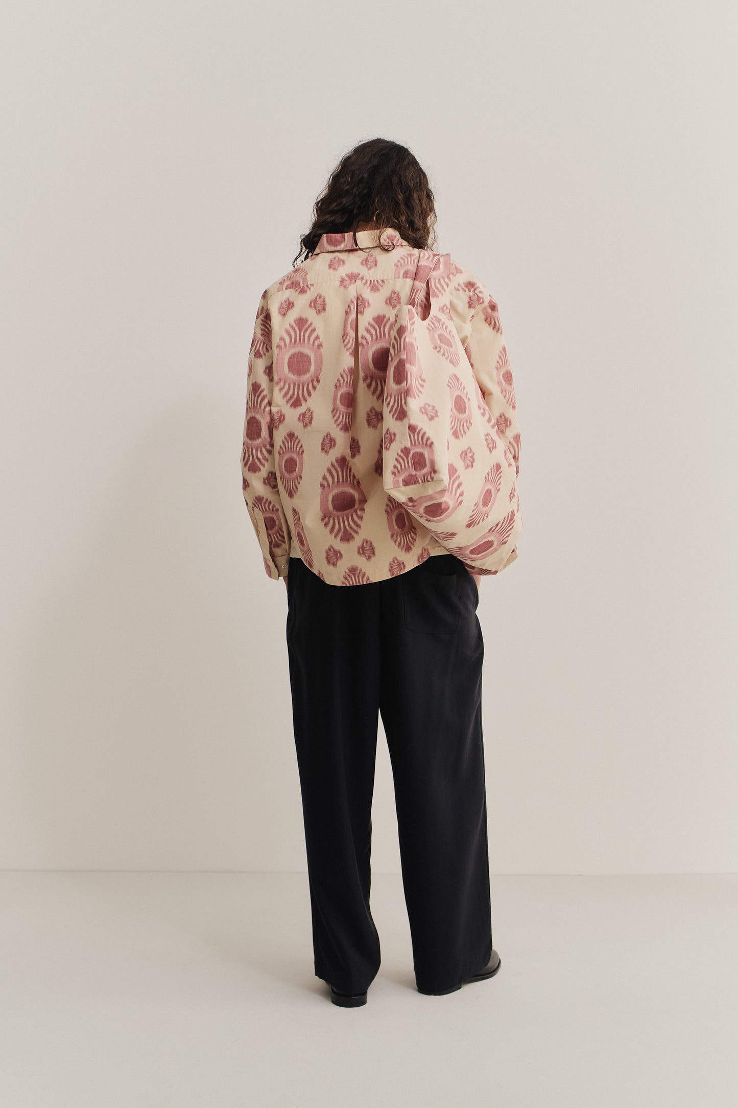 Women's accessories, Thika Bag, cotton and recycled polyester blend, ikat-patterned, beige with pink motifs.