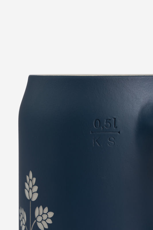 Accessories beer mug stoneware navy with engraved hop plant details, 0.5l capacity.