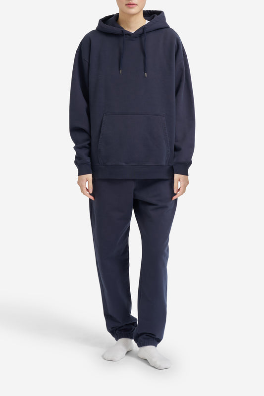 Women's jersey long-sleeved hoodie and sweatpants, organic cotton, pre-washed navy, with kangaroo pocket.