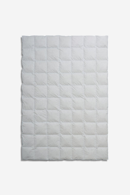 White cotton eiderdown duvet, 135x200cm, with a quilted square pattern, for year-round comfort.