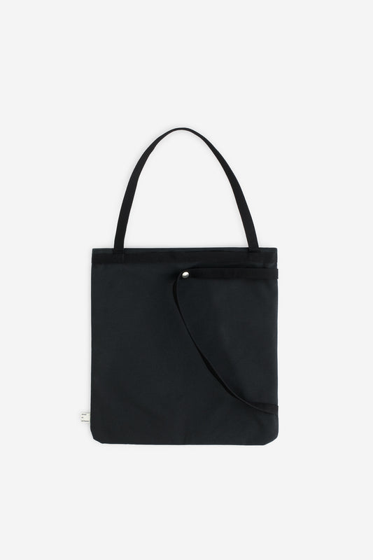 Accessories tote bag, black recycled Ventile cotton, 3-way design with adaptable strap and snap button closure.