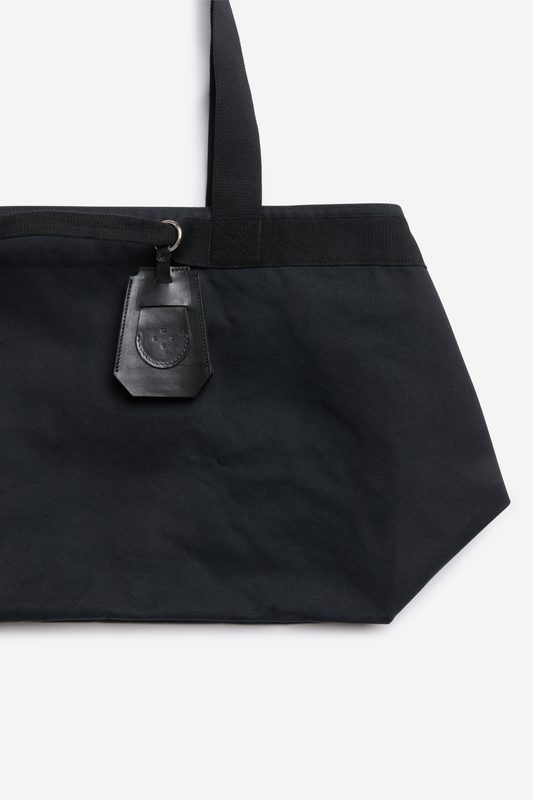 Unisex accessories key chain, vegetable-tanned leather, black, clean design, Bluetooth tracker compartment.