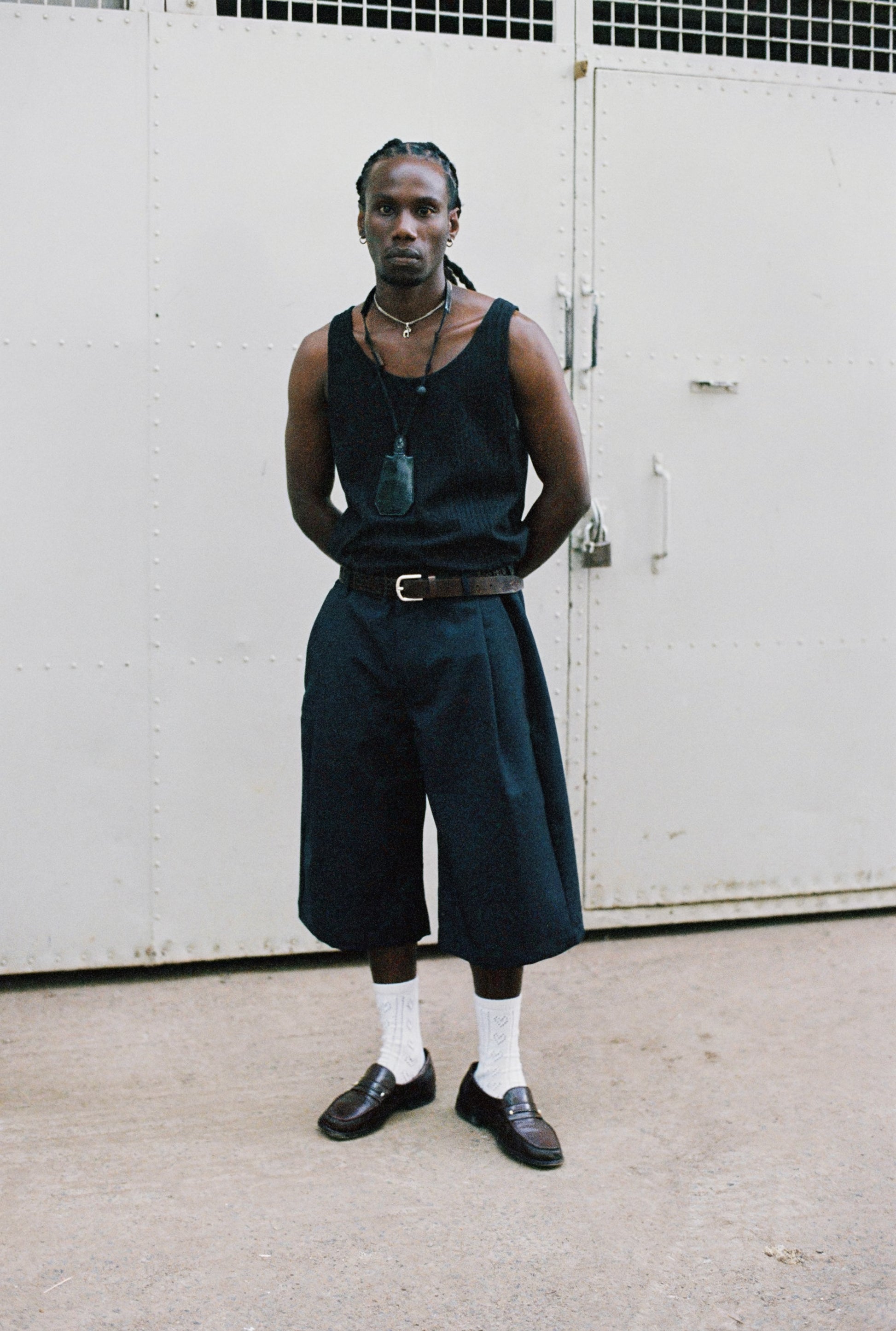 Men's tailoring shorts, 100% virgin wool, dark navy, relaxed fit, wide leg, knee-length.