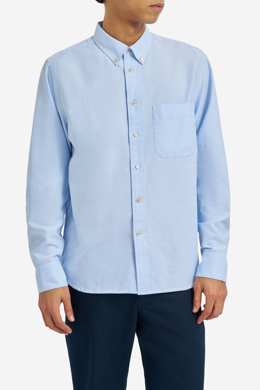 Men's long-sleeved shirt, light blue organic cotton, with button cuffs, pocket, and pearl buttons.