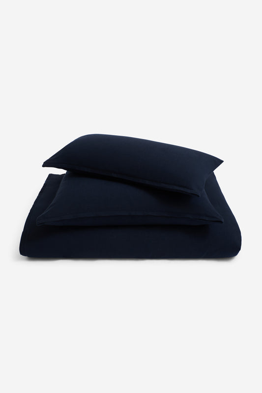 Duvet cover and pillowcase set, midnight navy 100% organic cotton, 140x200cm, folded.