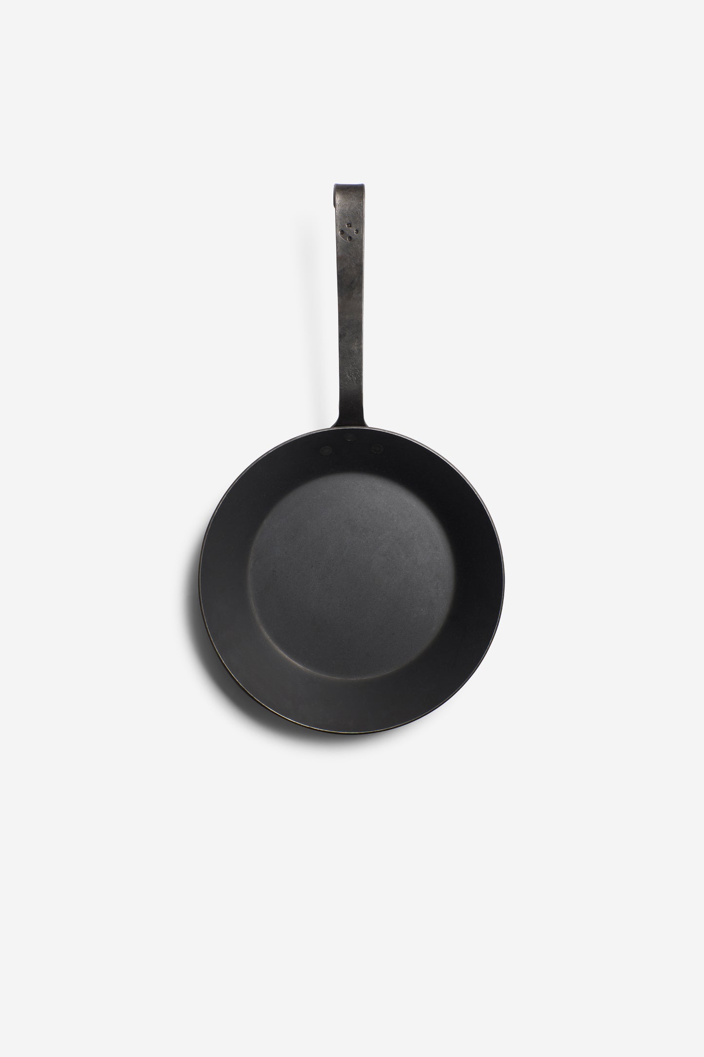 Round, dark gray wrought iron pan with a long handle and embossed logo, 28cm diameter.