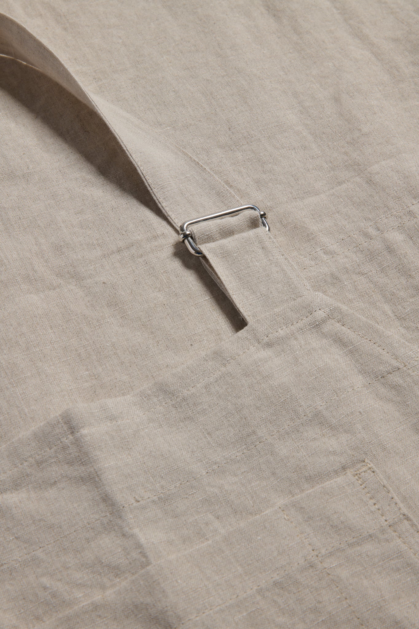 Unisex accessories apron, flax Belgian linen, with an adjustable neck strap and three patch pockets.