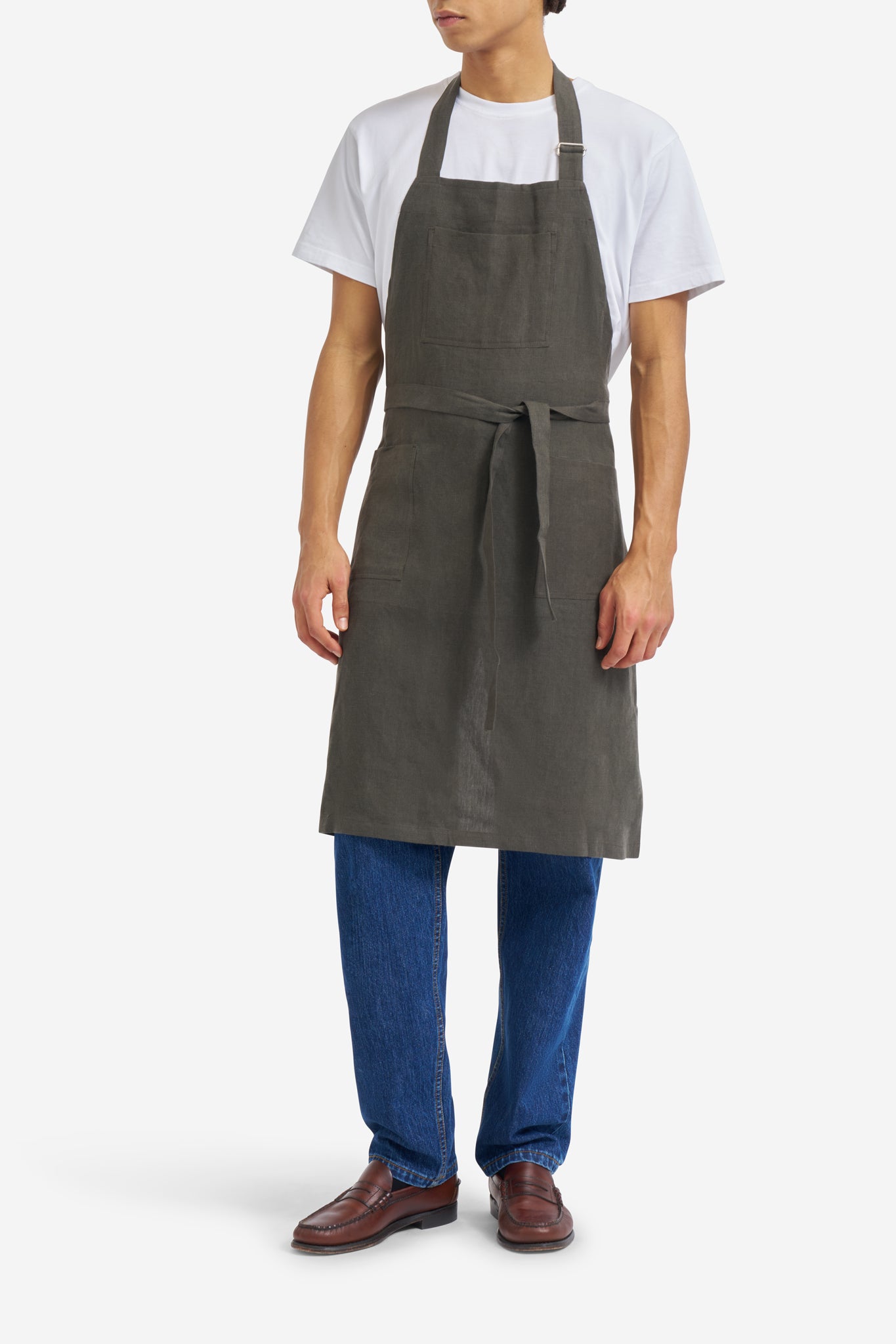 Men's accessories apron, 100% Belgian linen, ivy, with three patch pockets and adjustable neck strap.