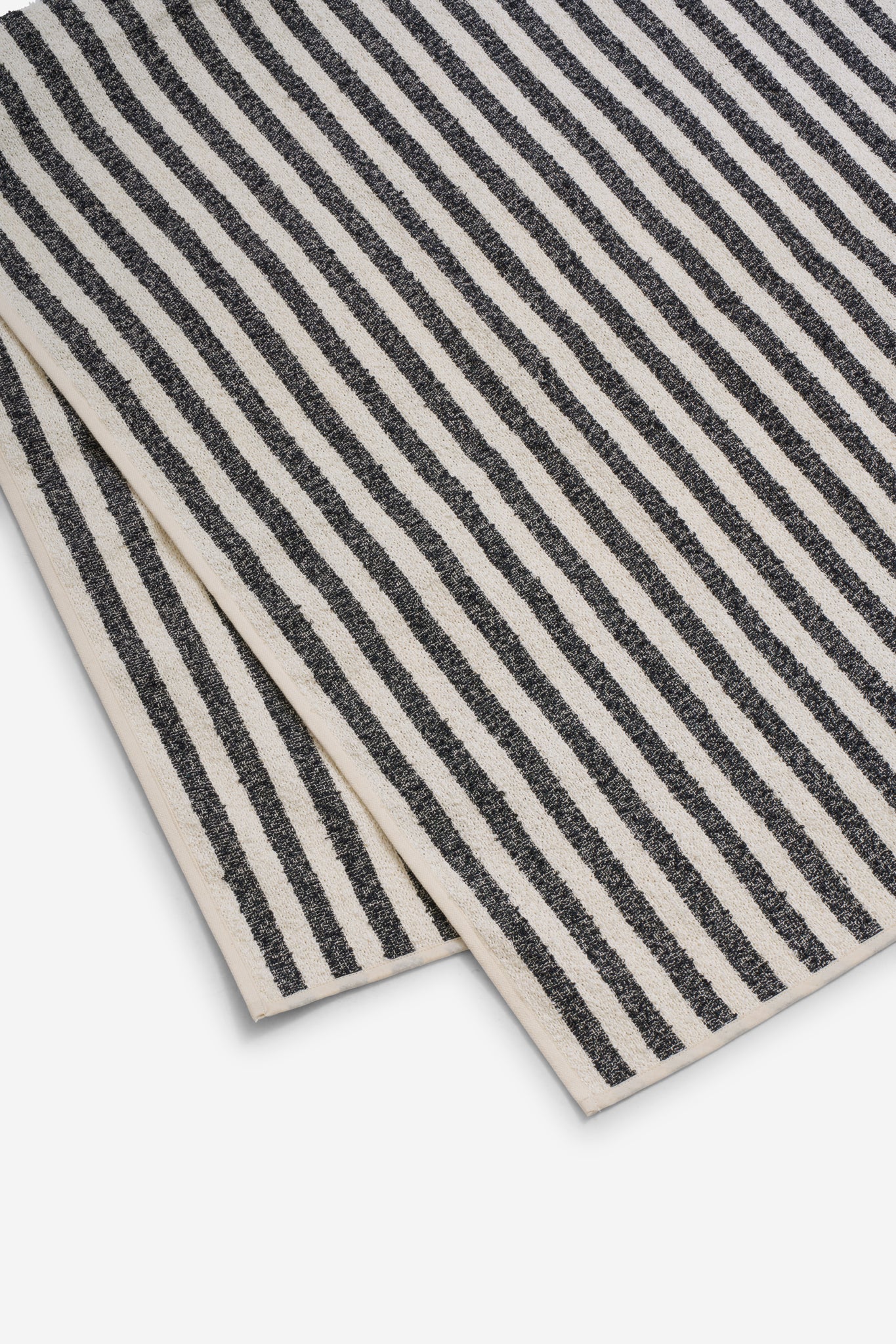 Linen towel, 80x160cm, with wide indigo stripes on a natural background, made from 68% linen and 32% cotton.