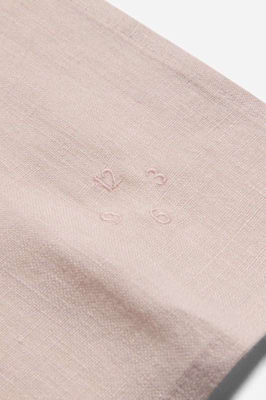 Accessories napkin, 100% Belgian linen, apple blossom pink, with embroidered numbers.