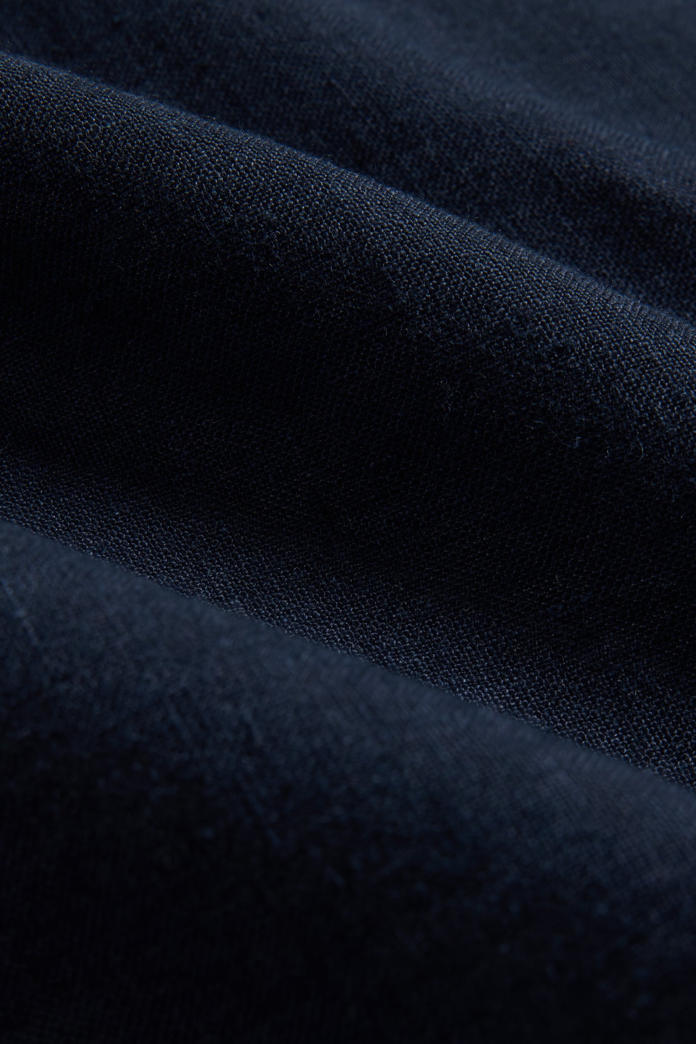 Accessories napkin, 100% Belgian linen, midnight navy, showing soft folds of fabric.