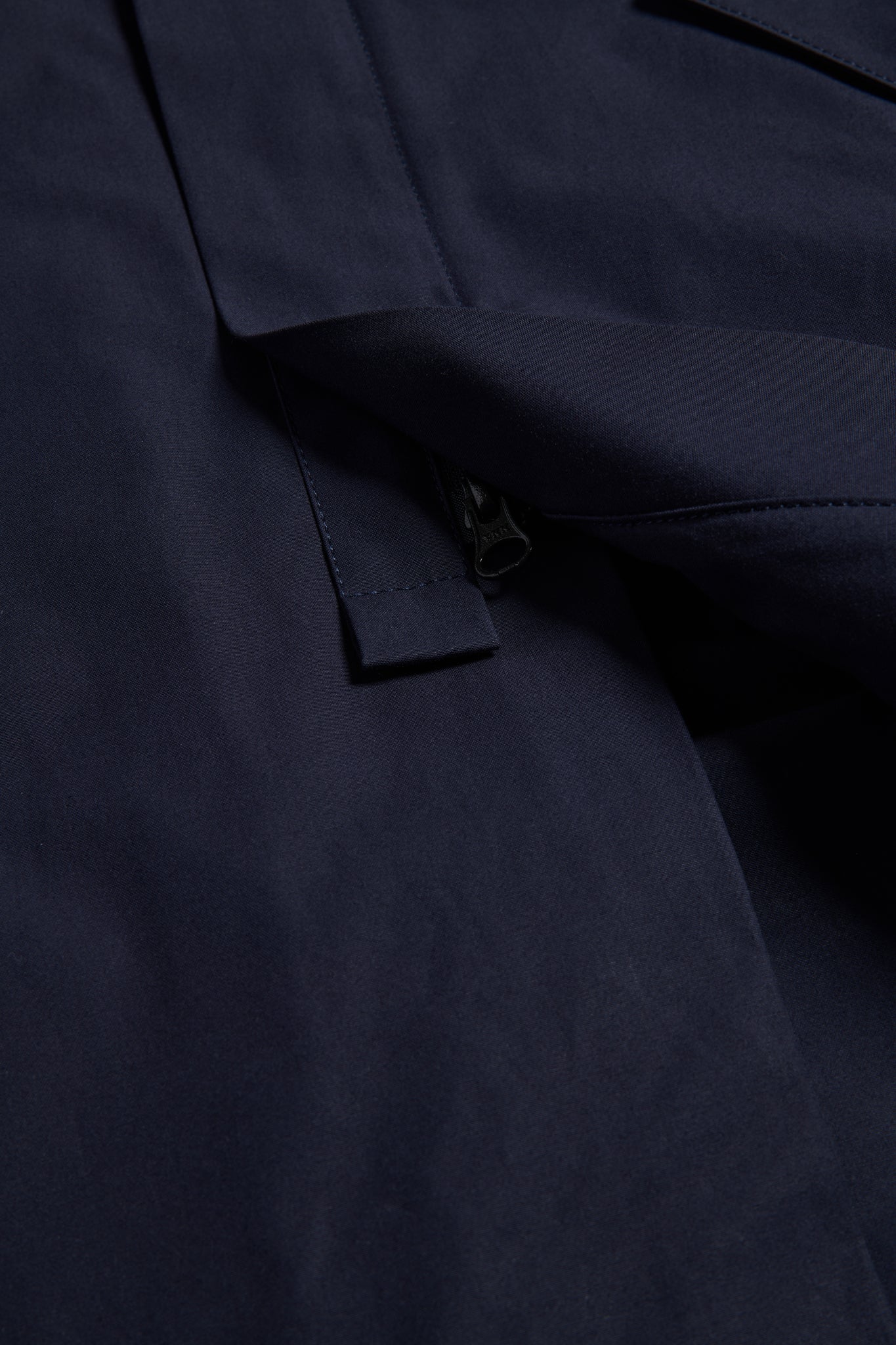 Unisex outerwear parka, organic Swiss EtaProof® cotton, navy, with flap pocket and zipper detail.