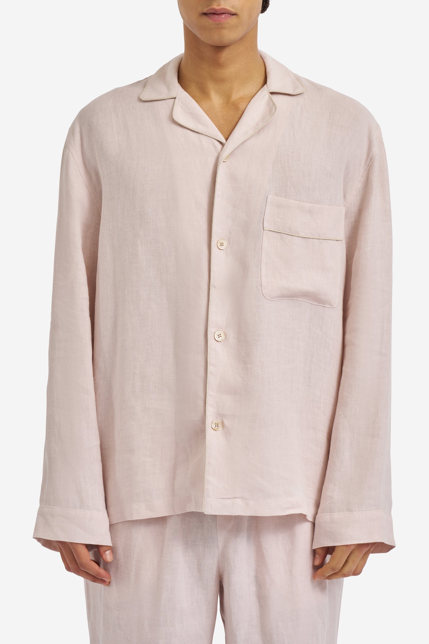 Men's long-sleeved shirt, 100% Belgian linen, apple blossom, with piped trim and chest pocket.