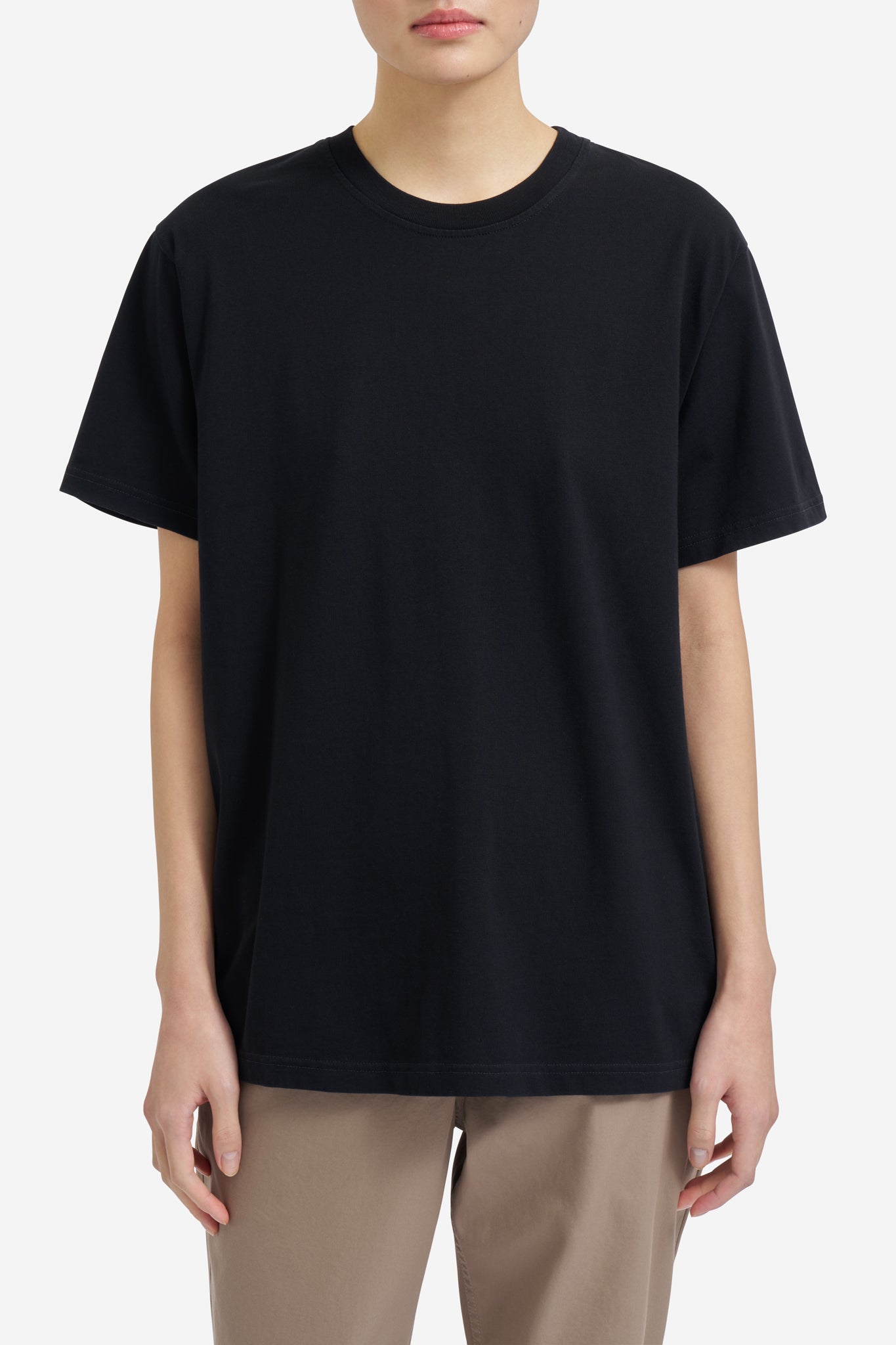 Unisex jersey short-sleeved t-shirt, 100% organic cotton, pre-washed black, regular fit, round neckline.