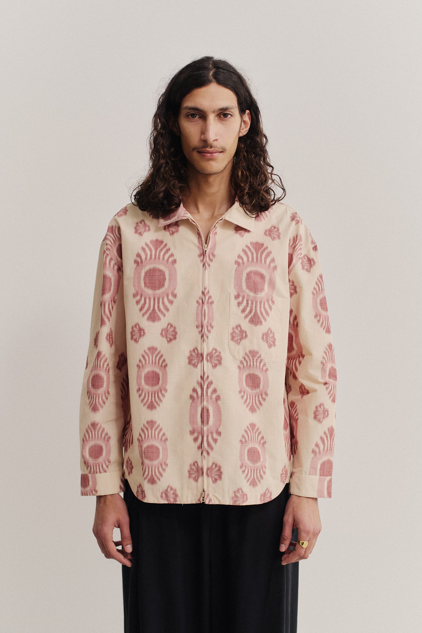 Men's long-sleeved shirt, cotton-recycled polyester blend, ikat print, beige with red pattern, two-way zipper.