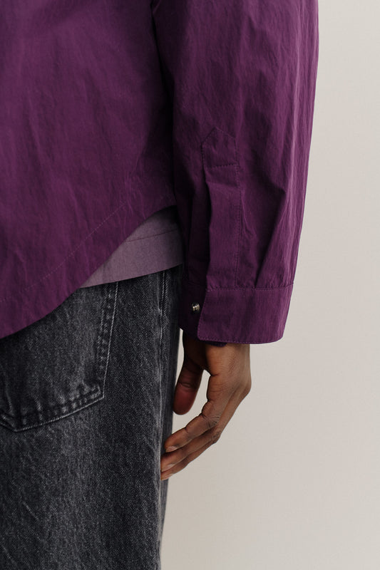 Men's long-sleeved shirt, recycled polyamide, garment-dyed purple, with adjustable cuffs.