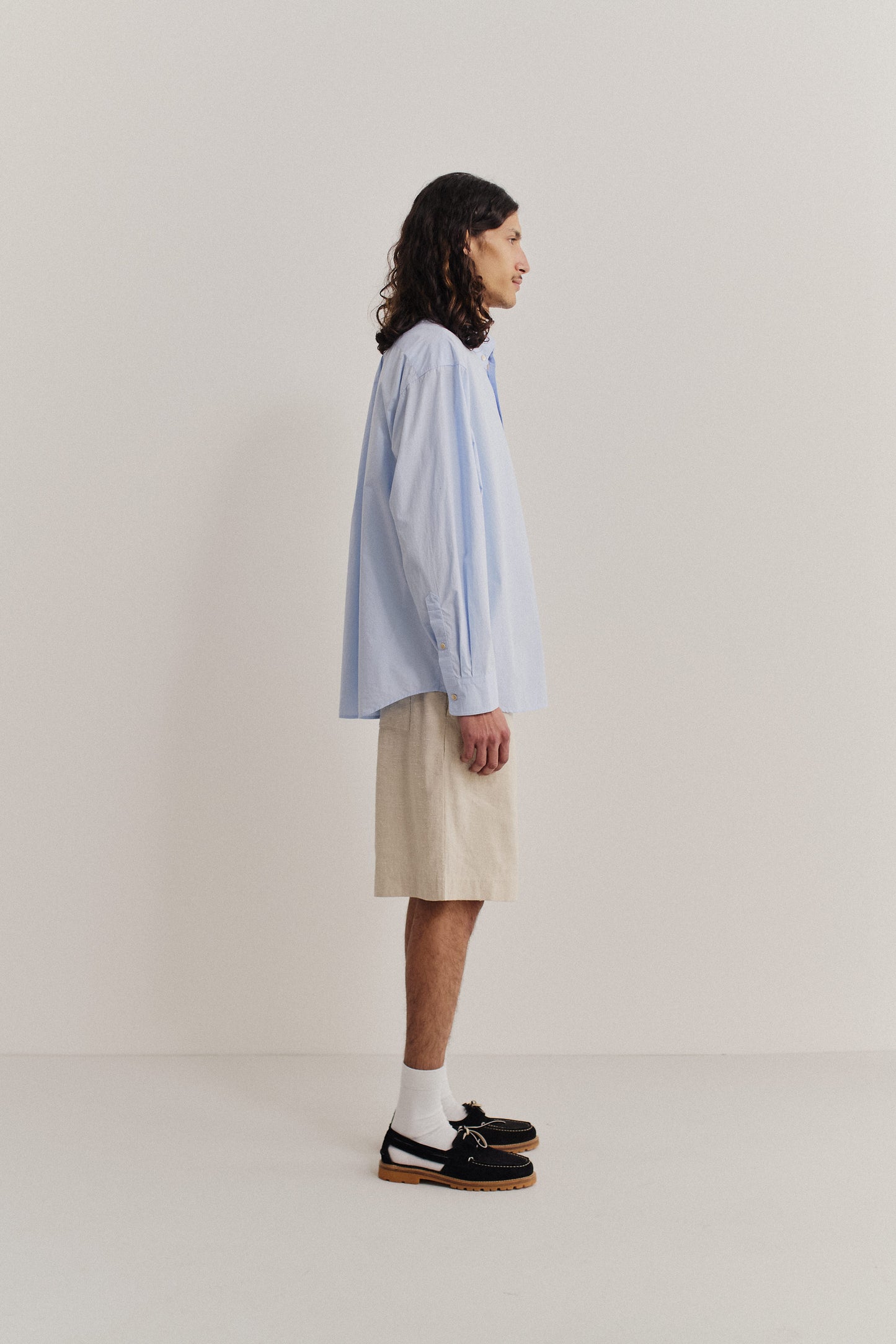 Men's long-sleeved shirt, oversized organic cotton peached poplin, garment washed light blue.