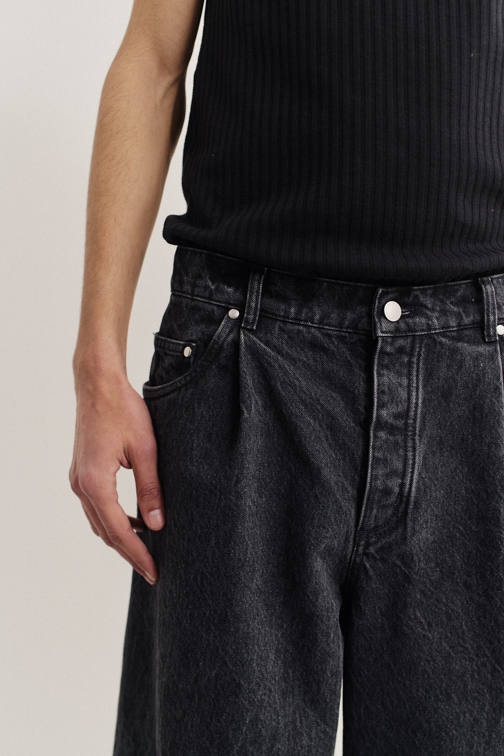 Men's long-pants, organic cotton denim, stone wash, dark grey, pleated detail, wide leg, 5-pocket design.
