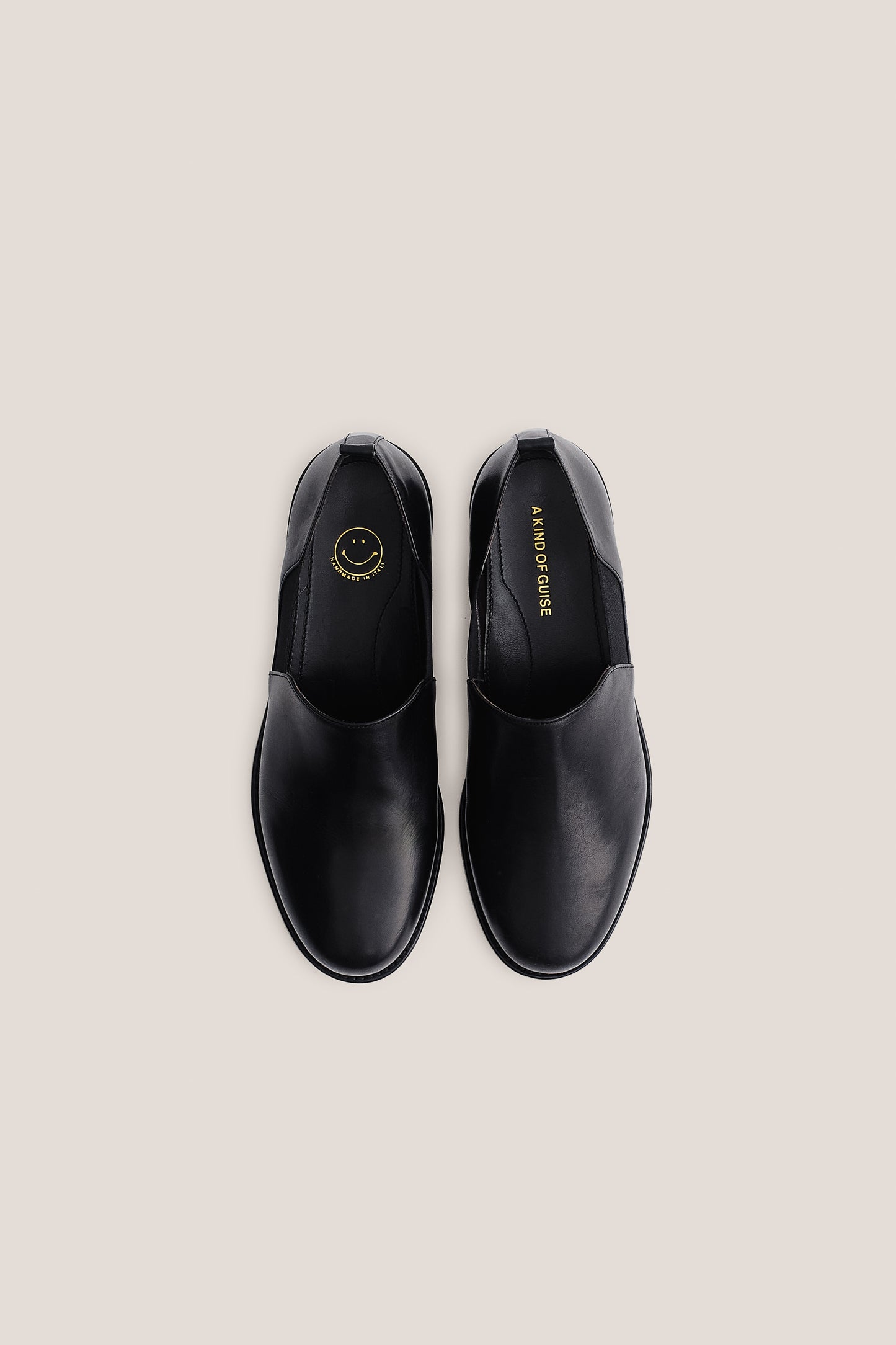 Men's accessories slipper, 100% buffalo leather, smooth surface, black, with elasticated side panels and back pull tab.