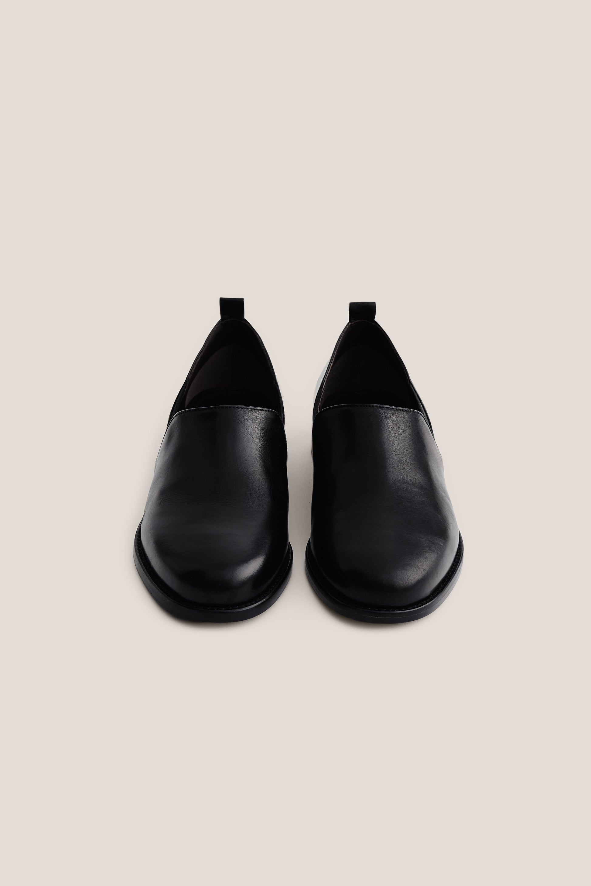 Men's accessories slipper, 100% buffalo leather, smooth surface, black, with elasticated side panels and back pull tab.