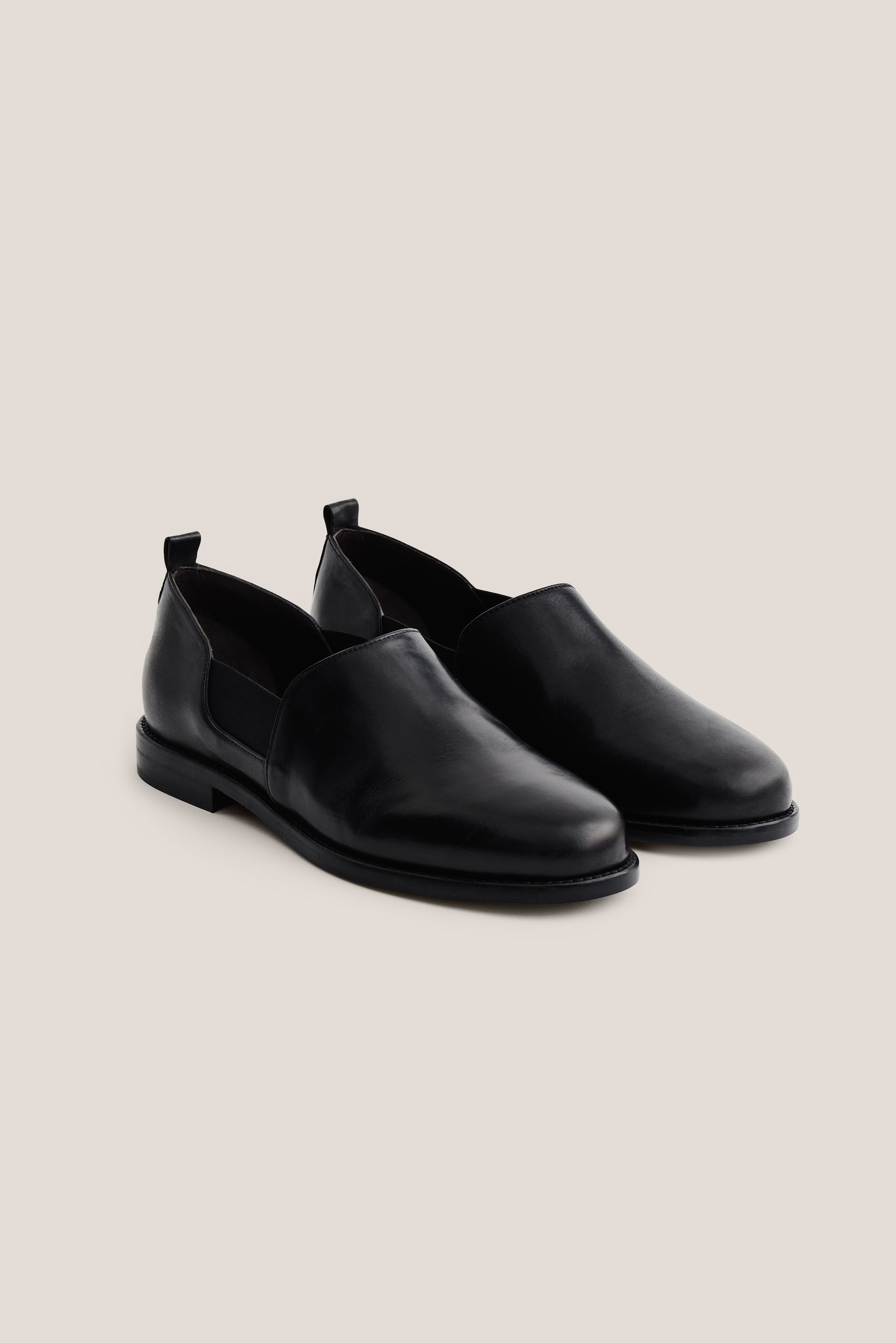 Men's accessories slipper, buffalo leather, smooth surface, black, with elasticated side panels and back pull tab.