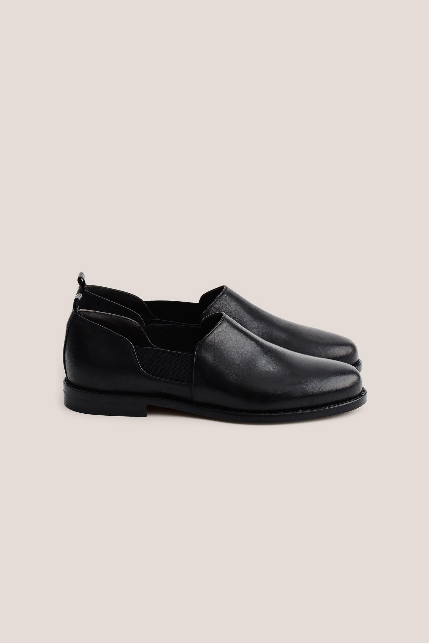 Men's accessories slipper, buffalo leather, smooth surface, black, with elasticated side panels and back pull tab.