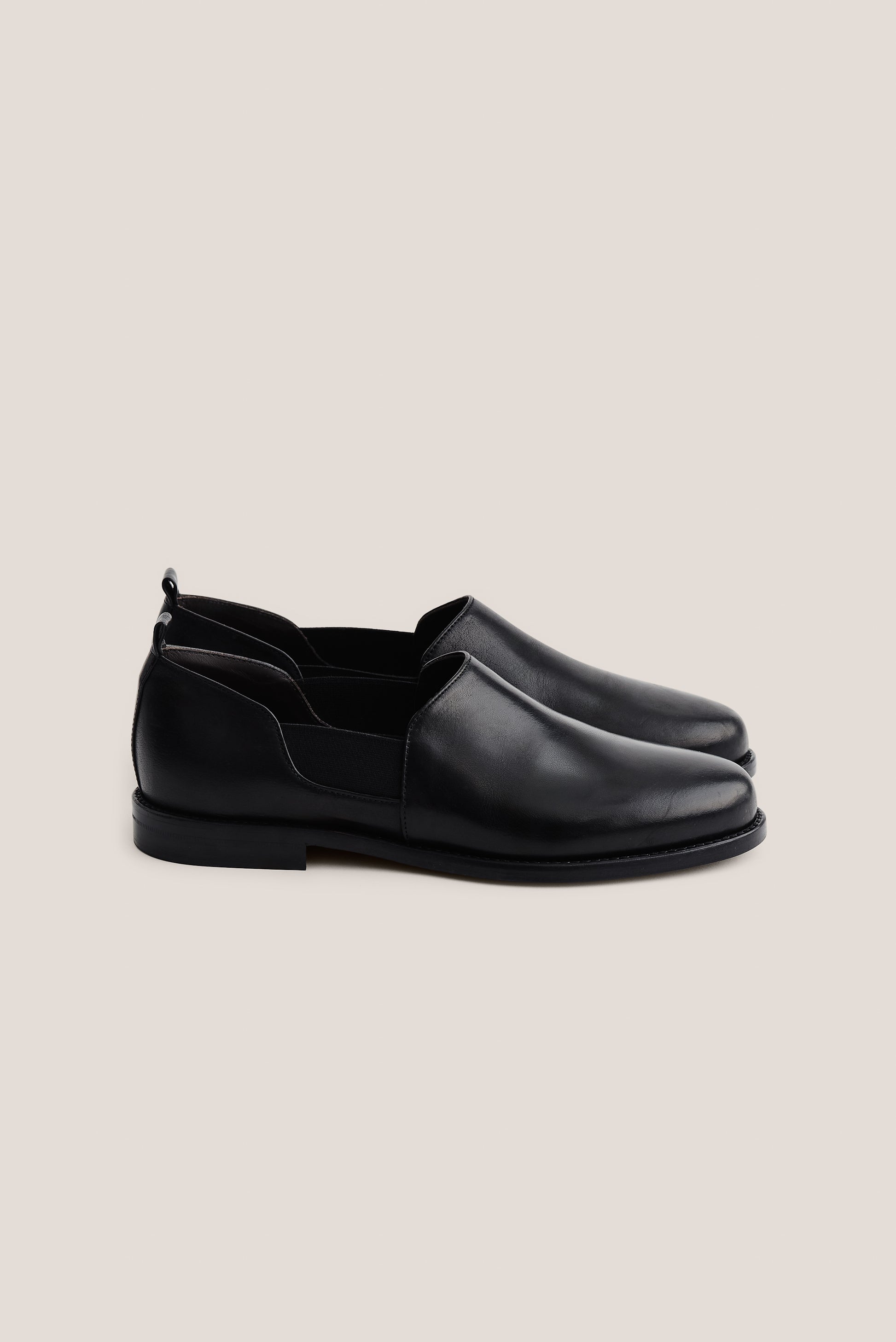 Men's accessories slipper, buffalo leather, smooth surface, black, with elasticated side panels and back pull tab.