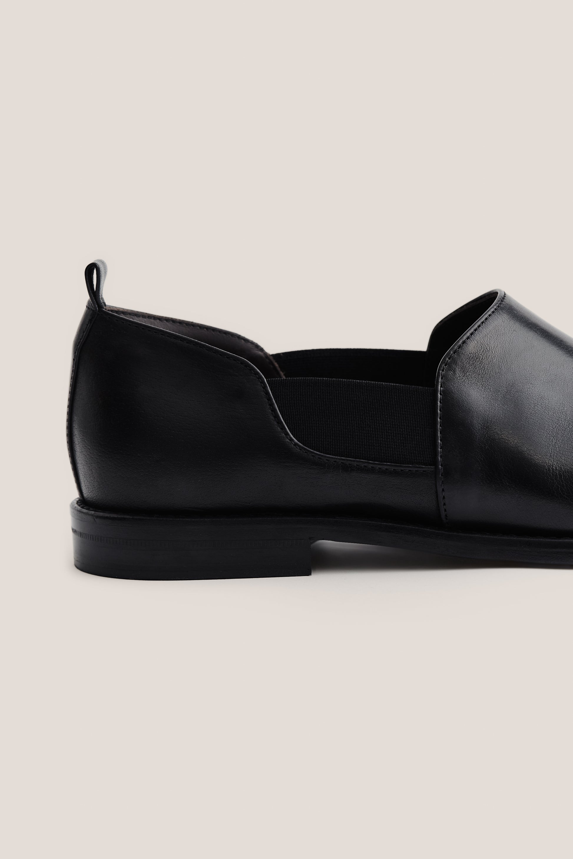 Men's accessories slipper, buffalo leather, smooth surface, black, with elasticated side panels and back pull tab.