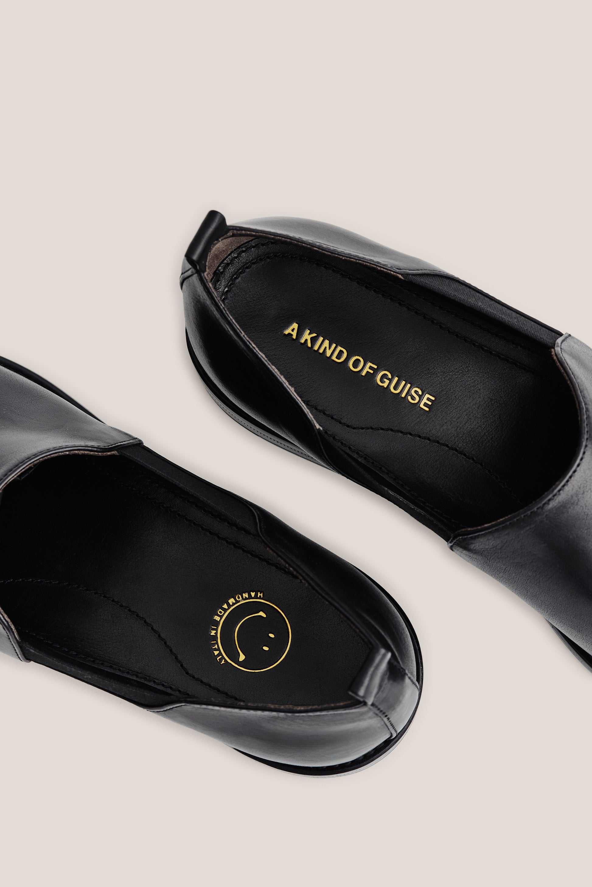 Men's accessories slipper, buffalo leather, smooth surface, black, with elasticated side panels and back pull tab.