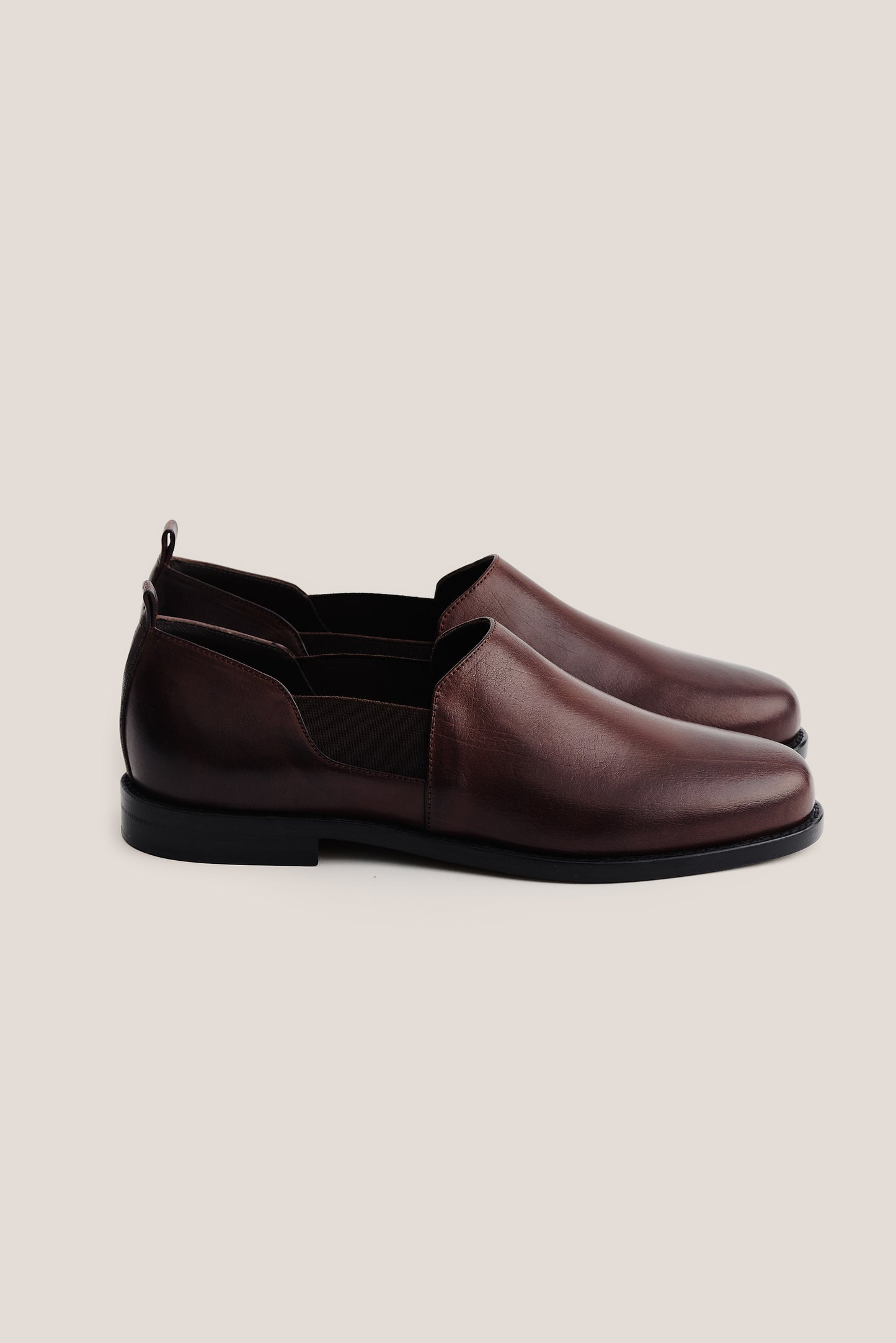Men's accessories slipper, buffalo leather, smooth surface, dark brown, with elasticated side panels and back pull tab.