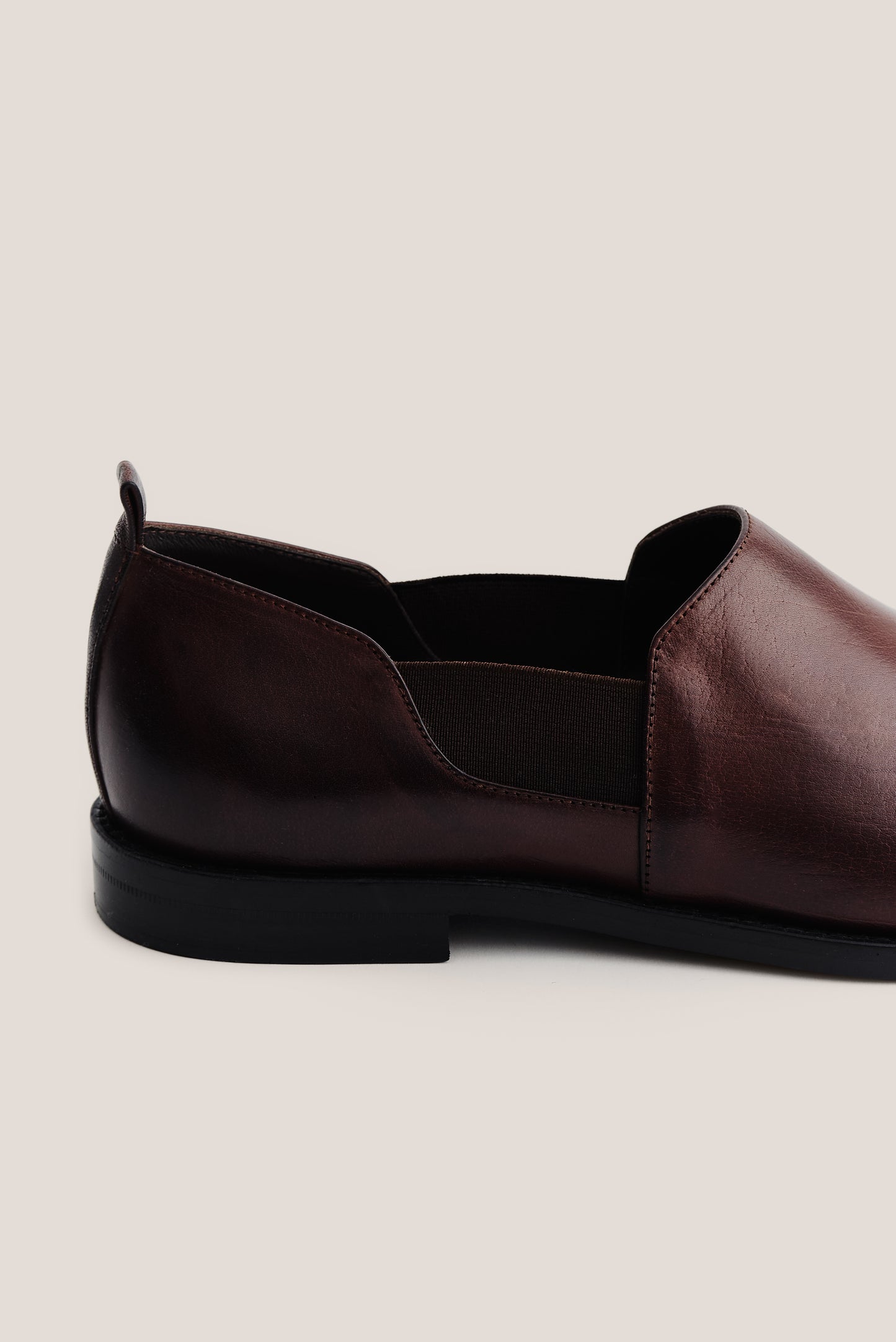 Men's accessories slipper, 100% buffalo leather, smooth surface, subtle shine, dark brown.