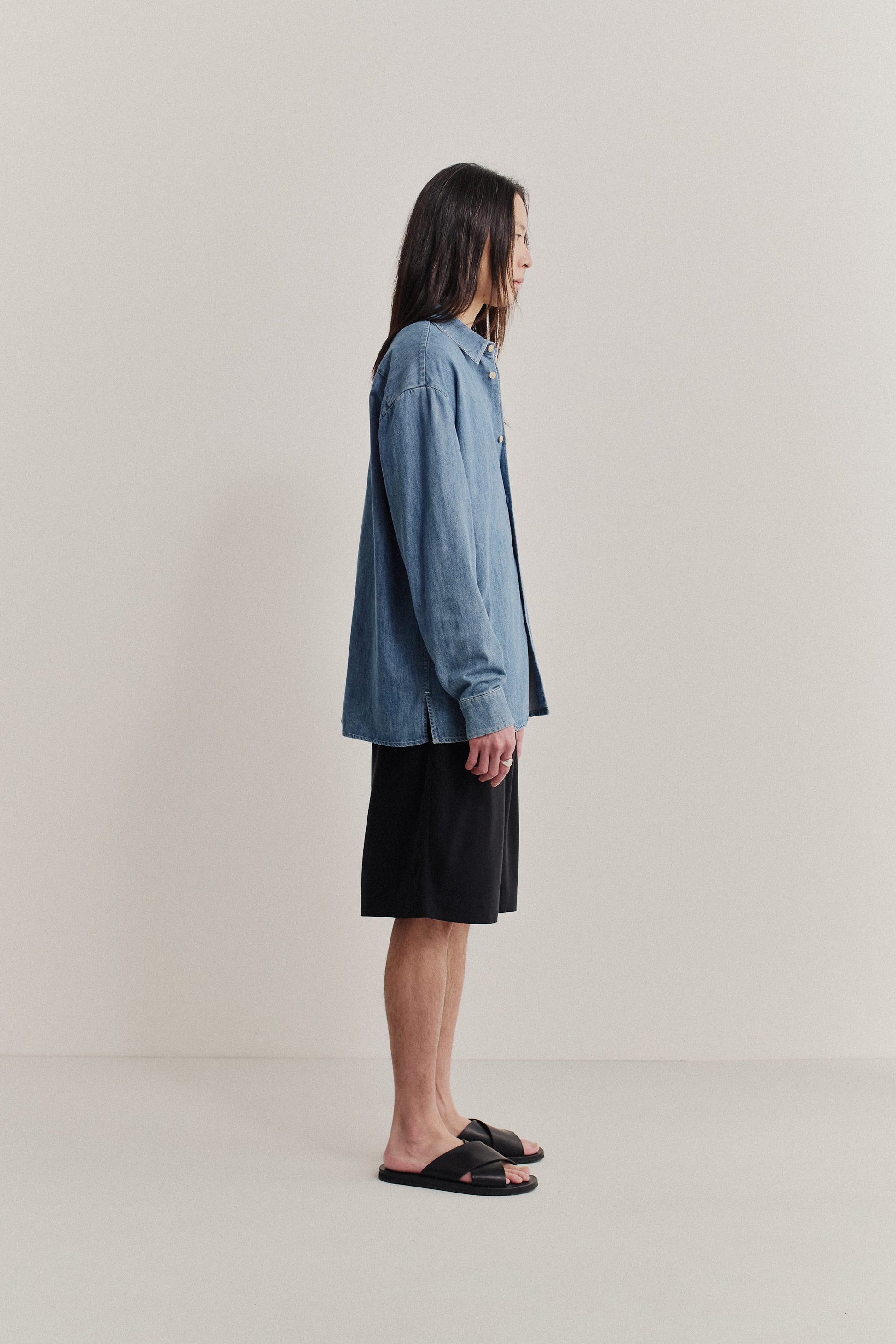 Men's long-sleeved shirt, light blue organic cotton-silk denim, oversized fit, straight hem, side slits.