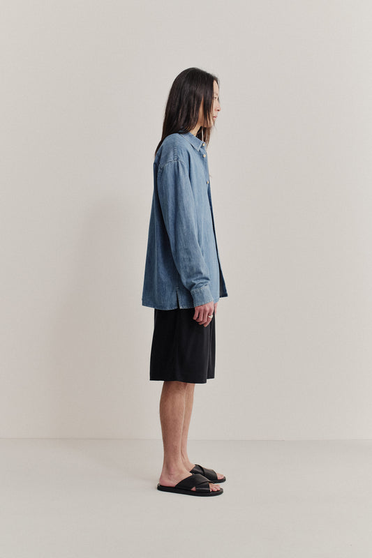 Men's long-sleeved shirt, light blue organic cotton-silk denim, oversized fit, straight hem, side slits.