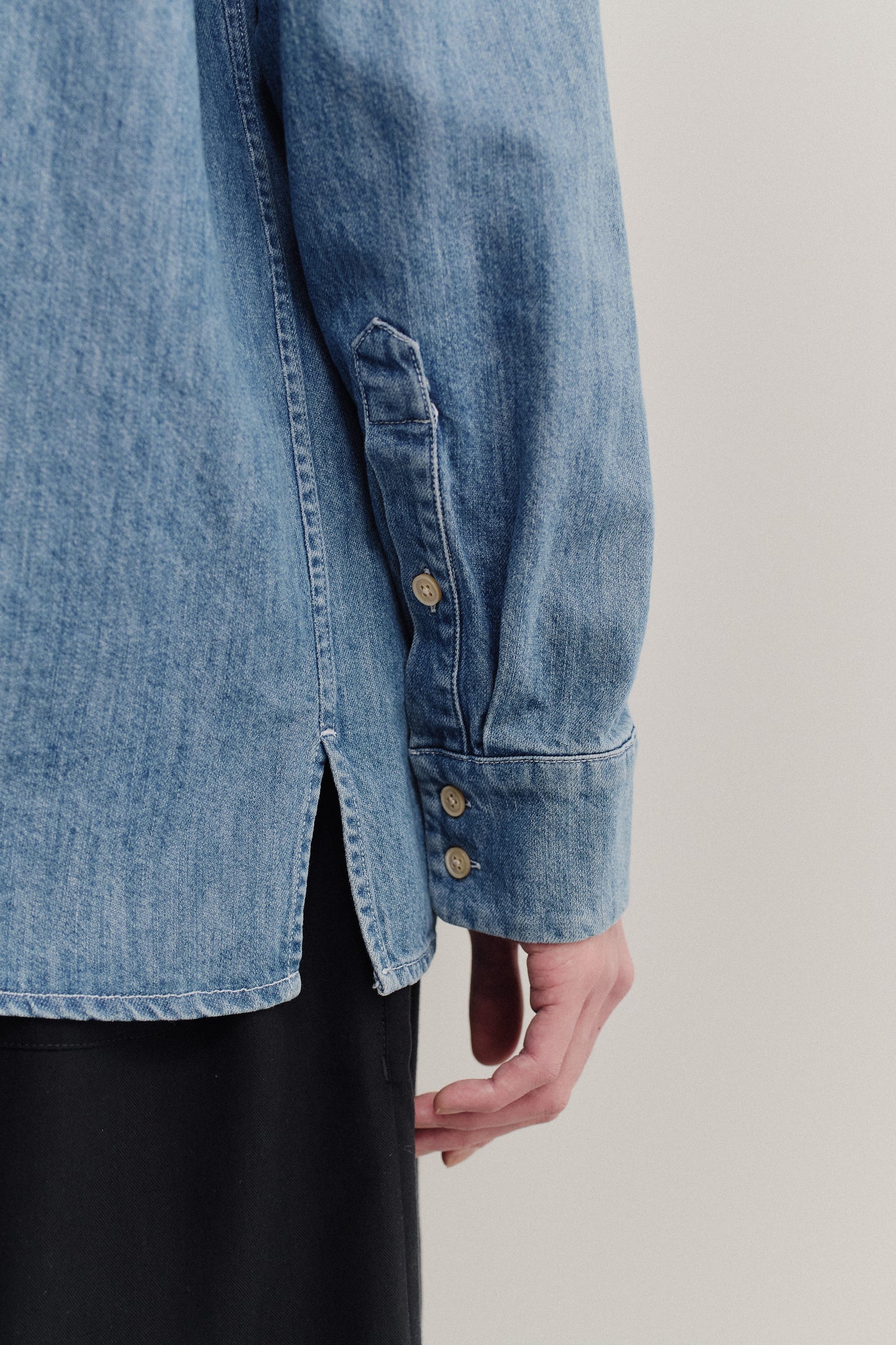 Men's long-sleeved shirt, light blue denim cotton-silk blend, with buttoned cuff and side slit.