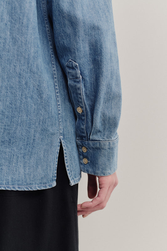 Men's long-sleeved shirt, light blue denim cotton-silk blend, with buttoned cuff and side slit.