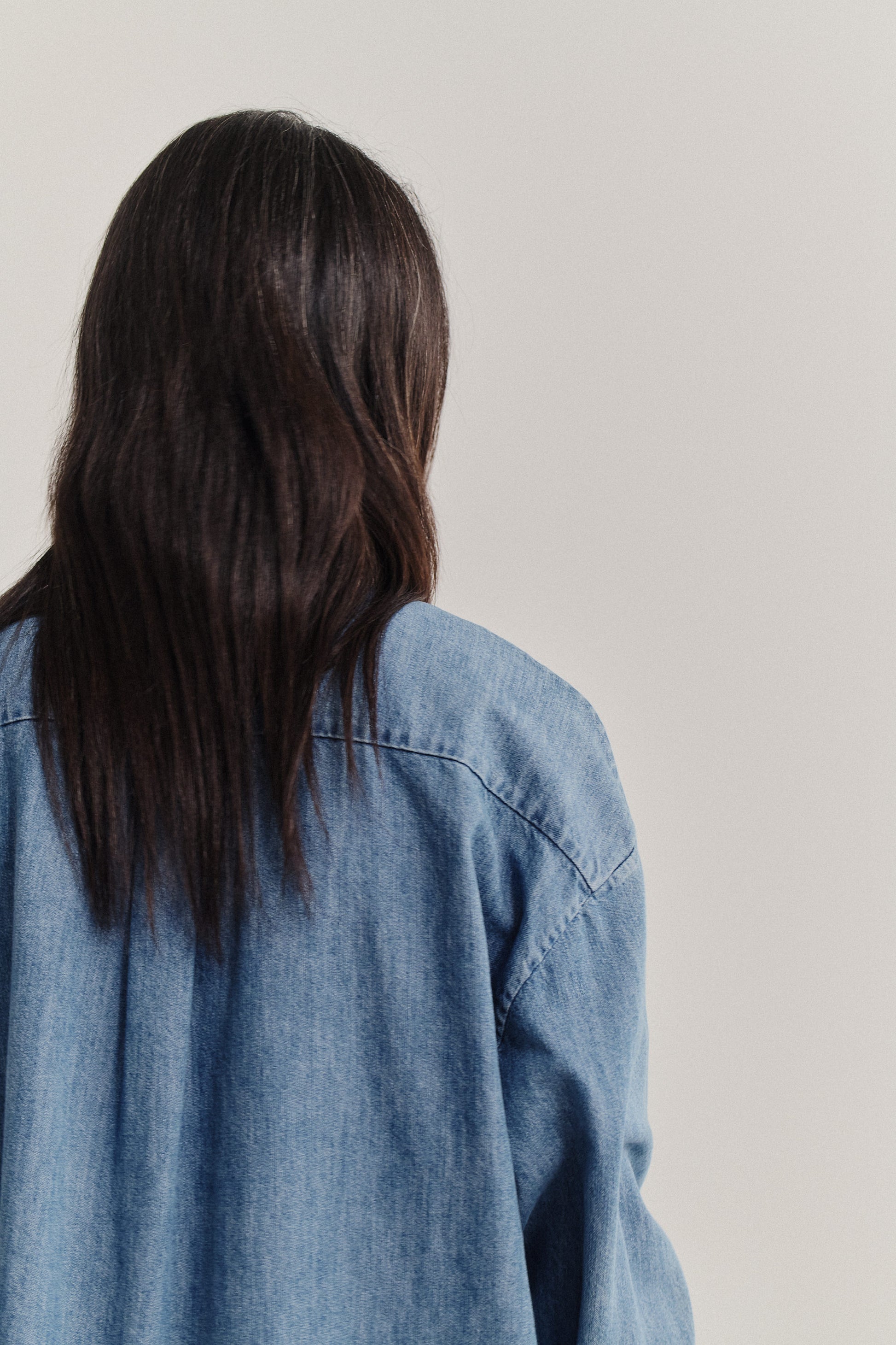 Women's long-sleeved shirt, organic cotton-silk denim, light blue, oversized fit, pleat back.